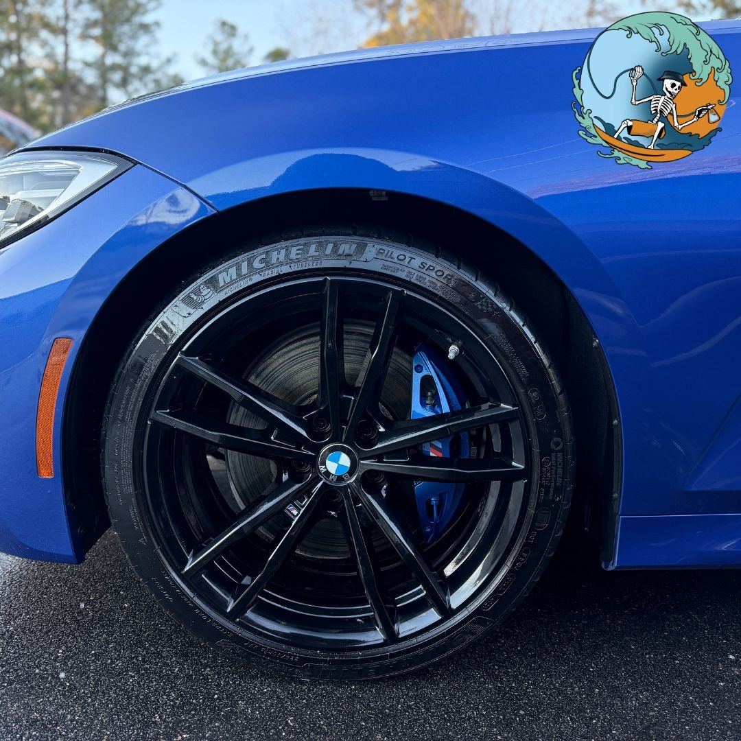 Blue sports car: Wheel detail